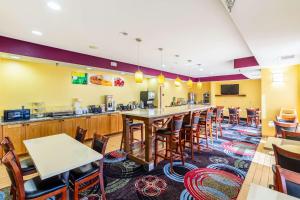 um restaurante com um bar e mesas e cadeiras em Quality Inn Texas City I-45 em Texas City