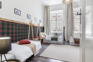 1 Schlafzimmer mit 2 Betten, einem Stuhl und einem Fenster in der Unterkunft Historic Centre Prague Apartments by Michal&Friends in Prag