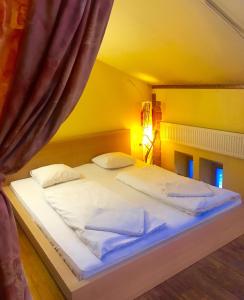 - une chambre avec un grand lit blanc et un rideau dans l'établissement Designapartments, à Riga