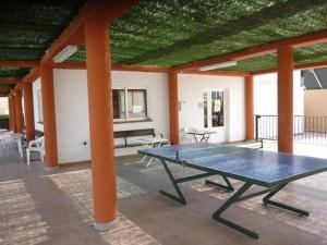 eine Tischtennisplatte in der Mitte einer Terrasse in der Unterkunft Bahía de Vera Apartamento Mamen in Vera