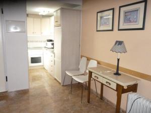 Zimmer mit einem Tisch und Stühlen sowie einer Küche in der Unterkunft Bahía de Vera Apartamento Mamen in Vera
