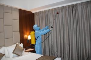 Ramada by Wyndham Gandhidham Shinay客房内的一张或多张床位
