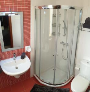 een badkamer met een douche en een wastafel bij Feel's Like Home at Telma Maisonette in St Paul's Bay