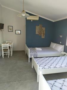 Un pat sau paturi într-o cameră la Nymphes Apartments