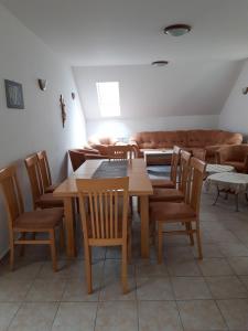 una sala da pranzo con tavolo, sedie e divano di TIC Hervartov a Hervartov