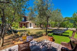 Vonkajšia záhrada v ubytovaní Holiday House K&K