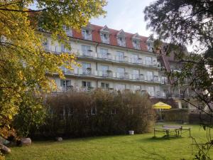 un gran edificio con un parque enfrente en Hotel Europa, en Giżycko