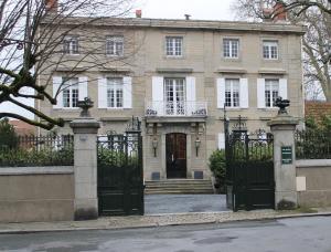 una casa grande con una puerta delante de ella en Le Gite des Jardins de Mazamet, en Mazamet