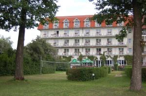 ein großes Gebäude mit einem Netz davor in der Unterkunft Hotel Europa in Giżycko