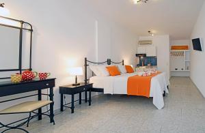 Giường trong phòng chung tại Agistri Apartments