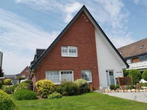a brick house with a gambrel roof at Hotel-Pension Achtern Diek in Büsum
