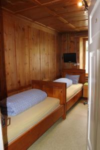 Tempat tidur dalam kamar di Gasthaus Edelweiss