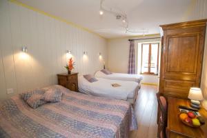 Tempat tidur dalam kamar di Hôtel Doussière - Restaurant l'Alicanta