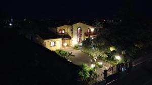 een huis verlicht in de nacht met lichten bij La Villa Du Golf Peralada in Peralada