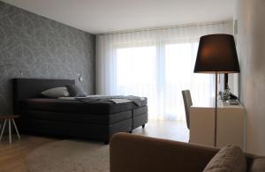uma sala de estar com um sofá e uma cama em Lessing31 em Schotten