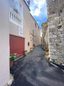 an alley with a building with a red garage at Bed and Breakfast IL CAVALIERE in Pozzilli