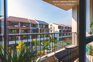 un balcone con vista su un edificio di Minimalist & Modern Apartment I a Phu Quoc