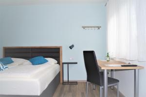 Un pat sau paturi într-o cameră la Gästehaus Gisch Sandra