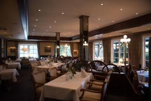 Romantik Hotel Bösehof tesisinde bir restoran veya yemek mekanı