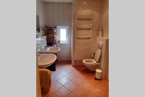 un baño con inodoro y lavabo en Ganze Wohnung mit Garten, en Bremen 12 fotos más