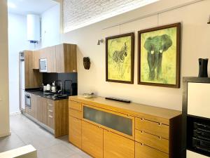 una cocina con encimera de madera y un elefante en la pared en Dalí Residence, en Barcelona