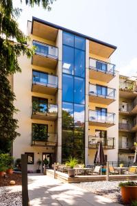 un edificio de apartamentos con una gran fachada de cristal en Blackhome Graz I contactless check-in en Graz