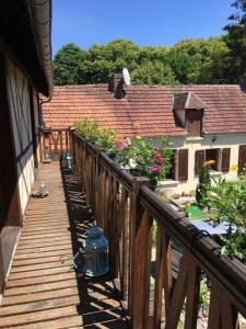 Balkón nebo terasa v ubytování Maison Desfougères & Gîte dortoir 6 chambres du Moulin