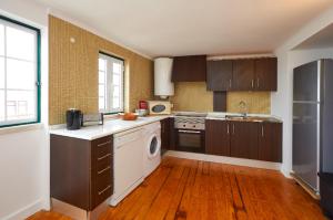 
A kitchen or kitchenette at Timeless apartment at the heart of the village
