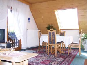 een eetkamer met een tafel en een raam bij Gästehaus Schoch in Bad Rippoldsau-Schapbach