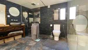 Et badeværelse på Casa dos Jasmins by Lisbon Village Apartments + 27 billeder