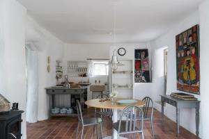 cocina y comedor con mesa y sillas en Kleinkloof Farm, en Piketberg