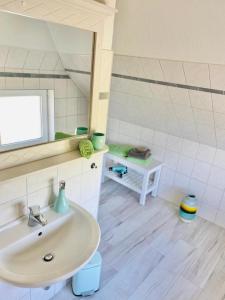 a bathroom with a sink and a mirror at ''Zur alten Boddenfischerei'' Ferienwohnung Weitblick in Saal