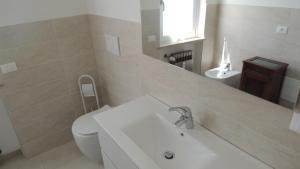 A bathroom at Casa Vacanza MariaTeresa Még 9 kép