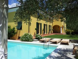 - une piscine en face d'une maison dans l'établissement Villa Altar, à Bolano