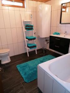 Kúpeľňa v ubytovaní Ferienhaus Schöpf - Die Hoamat + 34 fotografií