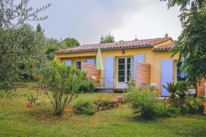 a small house with a blue and yellow at Chambres privatisées avec cuisine d’été in Callian