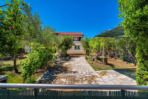 Vonkajšia záhrada v ubytovaní Holiday House K&K