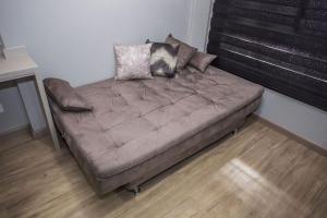 een bank met kussens erop in een kamer bij Studio com Cama e Sofá-Cama de Casal - ALL2011 in Curitiba +72 foto's