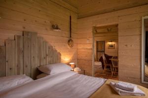a bedroom with two beds in a log cabin at Wranglers Den in Bilsthorpe