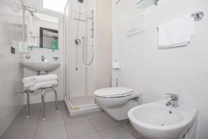 A bathroom at Residence Il Monello