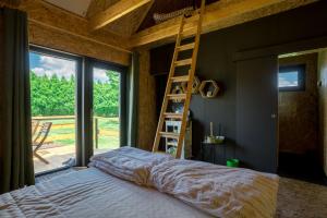 Lova arba lovos apgyvendinimo įstaigoje Horse Glamping Park