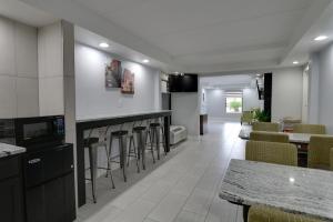 Η κουζίνα ή μικρή κουζίνα στο Baymont by Wyndham Ridgeland I-95