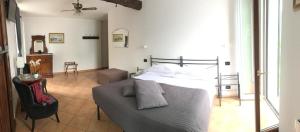 1 dormitorio con 1 cama, 1 sofá y 1 silla en Locanda La Pergola, en Bellagio