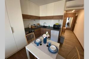 ヴァルナ・シティにあるStudio 13の小さなキッチン(花のテーブル付)