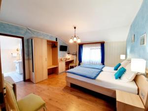 a bedroom with a large bed and a bathroom at Weidendall in Kopstal