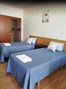 A bed or beds in a room at Vivenda Palheiras