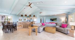 ein Wohnzimmer mit einem Sofa und einem Tisch in der Unterkunft Lime Tree Bay Resort in Islamorada