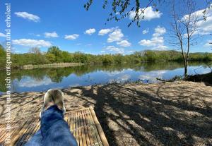 una persona sentada en un banco junto a un lago en Little Hawaii & Texas, en Bad Wildungen