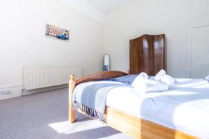 No 1 - LARGE 1 BED NEAR SEFTON PARK AND LARK LANEにあるベッド