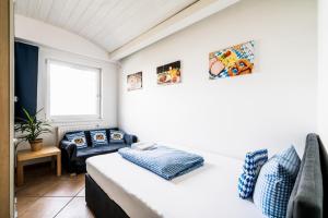 1 dormitorio con 1 cama y 1 sofá en Casa BARvaria en Múnich